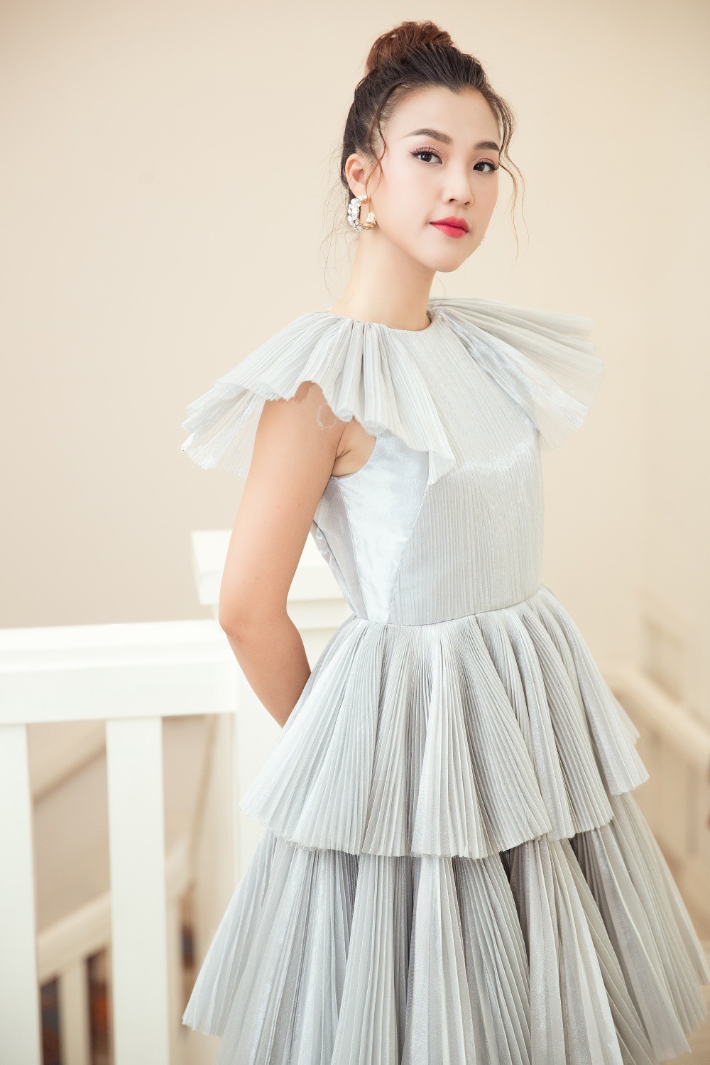 Ho&agrave;ng Oanh cưa sừng l&agrave;m ngh&eacute; diện v&aacute;y nhũ bạc nhiều tầng về lại trường cũ - Ảnh 3.