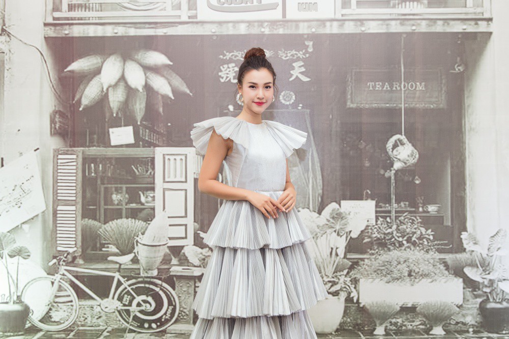 Ho&agrave;ng Oanh cưa sừng l&agrave;m ngh&eacute; diện v&aacute;y nhũ bạc nhiều tầng về lại trường cũ - Ảnh 5.