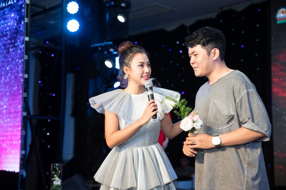 Ho&agrave;ng Oanh cưa sừng l&agrave;m ngh&eacute; diện v&aacute;y nhũ bạc nhiều tầng về lại trường cũ - Ảnh 8.