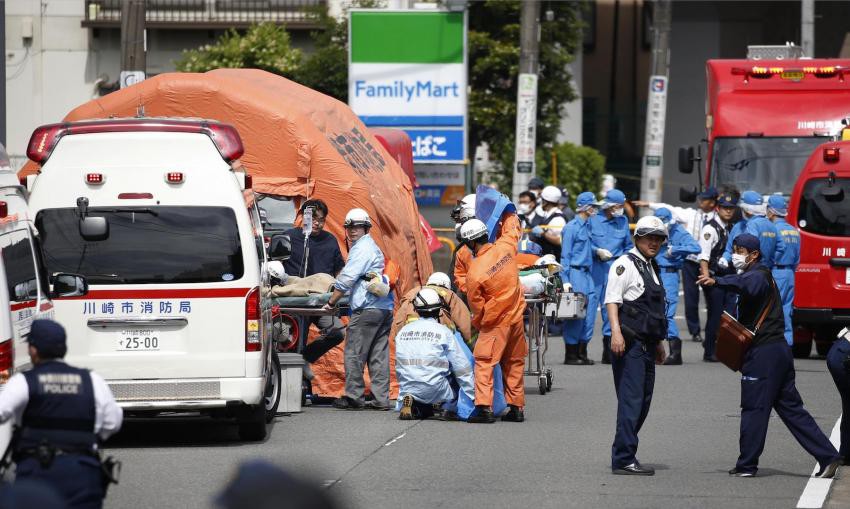 Đâm dao điên cuồng tại Nhật Bản khiến 2 người tử vong, 16 người bị thương, trong đó có 15 học sinh tiểu học  - Ảnh 4.