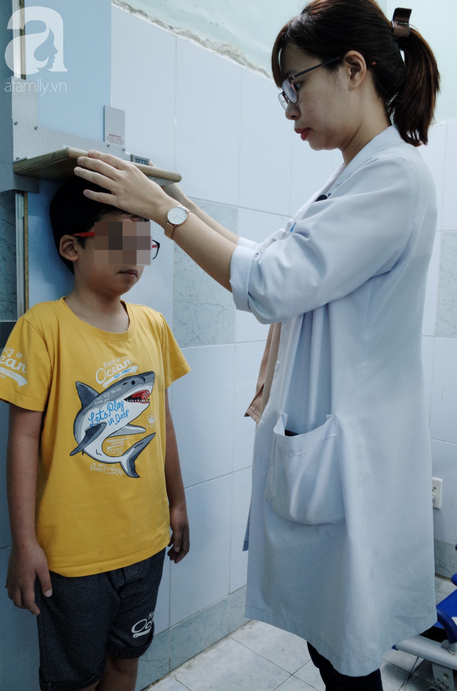 Để con không bị chậm tăng trưởng chiều cao, bác sĩ cho biết: Thấy trẻ cao dưới 4cm/năm, cha mẹ nên làm việc này - Ảnh 1. Để con không bị chậm tăng trưởng chiều cao, bác sĩ cho biết: Thấy trẻ cao dưới 4cm/năm, cha mẹ nên làm việc này - Ảnh 1.