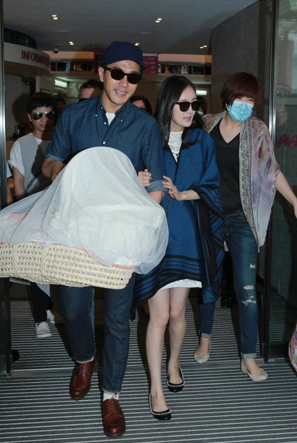 Lưu Thi Thi ở ph&ograve;ng VIP đắt đỏ để sinh con nhưng nh&igrave;n gi&aacute; tiền ph&ograve;ng sinh của Trương B&aacute; Chi, Triệu Vy khi sinh con th&igrave; ai cũng cho&aacute;ng v&aacute;ng  - Ảnh 2.