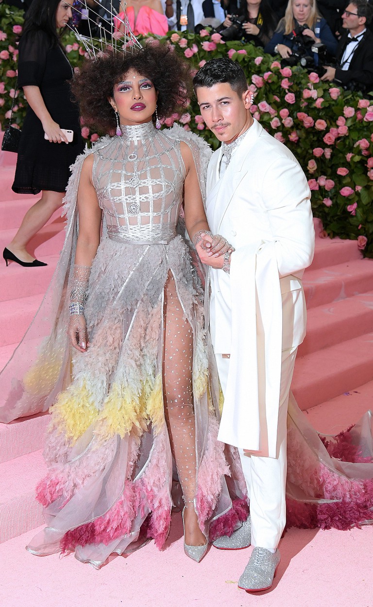 Thảm hồng Met Gala 2019: Chẳng cần chơi trội, các cặp đôi vẫn gây ấn tượng theo cách riêng của mình - Ảnh 7. Thảm hồng Met Gala 2019: Chẳng cần chơi trội, các cặp đôi vẫn gây ấn tượng theo cách riêng của mình - Ảnh 7.