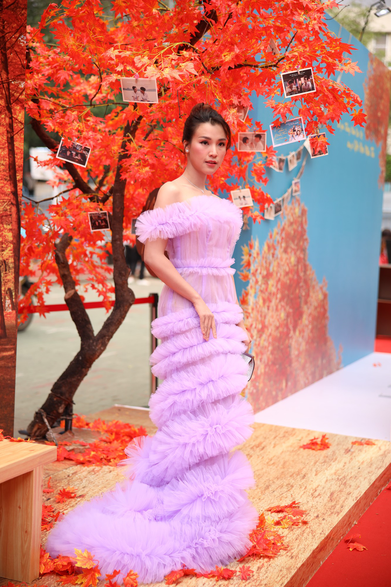 Á hậu Hoàng Oanh diện đầm tím lịm khiến công chúng liên tưởng đến Phạm Băng Băng, chỉ trừ vòng eo biến mất - Ảnh 2. Á hậu Hoàng Oanh diện đầm tím lịm khiến công chúng liên tưởng đến Phạm Băng Băng, chỉ trừ vòng eo biến mất - Ảnh 2.