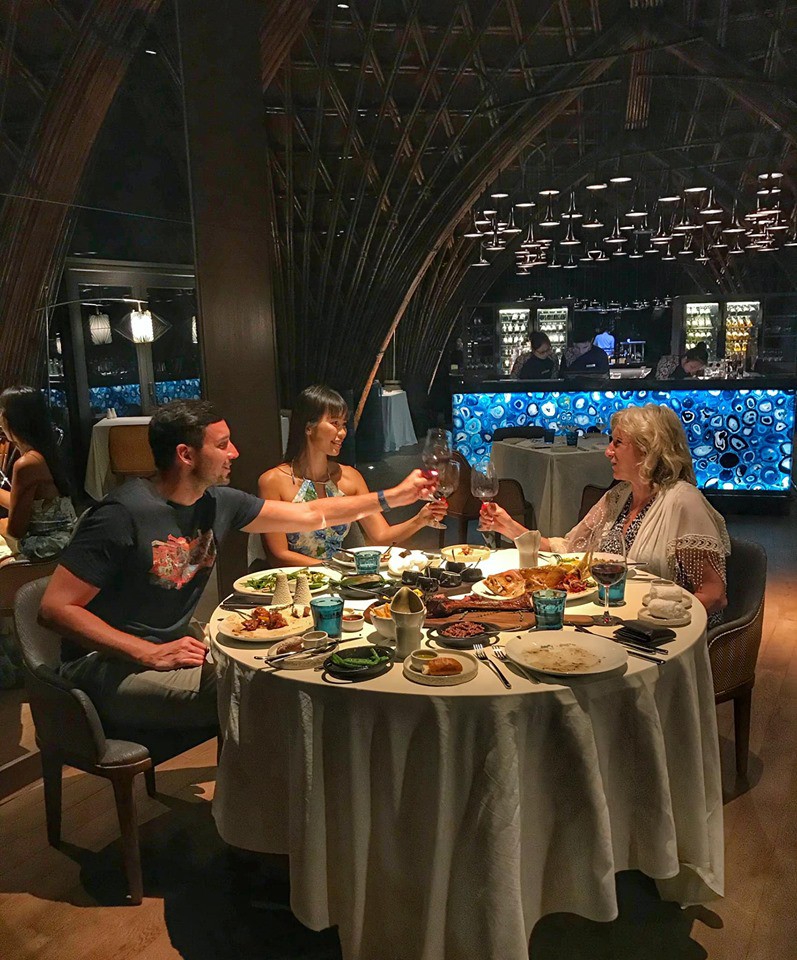 Bị ông xã khen đẹp hơn mẹ chồng ngay trước mặt, siêu mẫu Hà Anh không hổ danh người đẹp thông minh nhất showbiz khi nhanh chóng chữa cháy bằng cách này - Ảnh 2. Bị ông xã khen đẹp hơn mẹ chồng ngay trước mặt, siêu mẫu Hà Anh không hổ danh người đẹp thông minh nhất showbiz khi nhanh chóng chữa cháy bằng cách này - Ảnh 2.