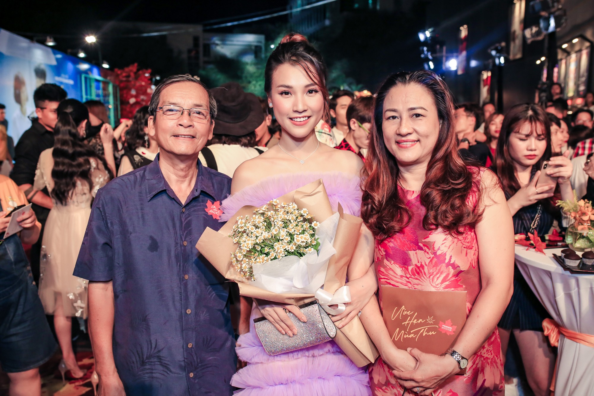 Á hậu Hoàng Oanh diện đầm tím lịm khiến công chúng liên tưởng đến Phạm Băng Băng, chỉ trừ vòng eo biến mất - Ảnh 5. Á hậu Hoàng Oanh diện đầm tím lịm khiến công chúng liên tưởng đến Phạm Băng Băng, chỉ trừ vòng eo biến mất - Ảnh 5.