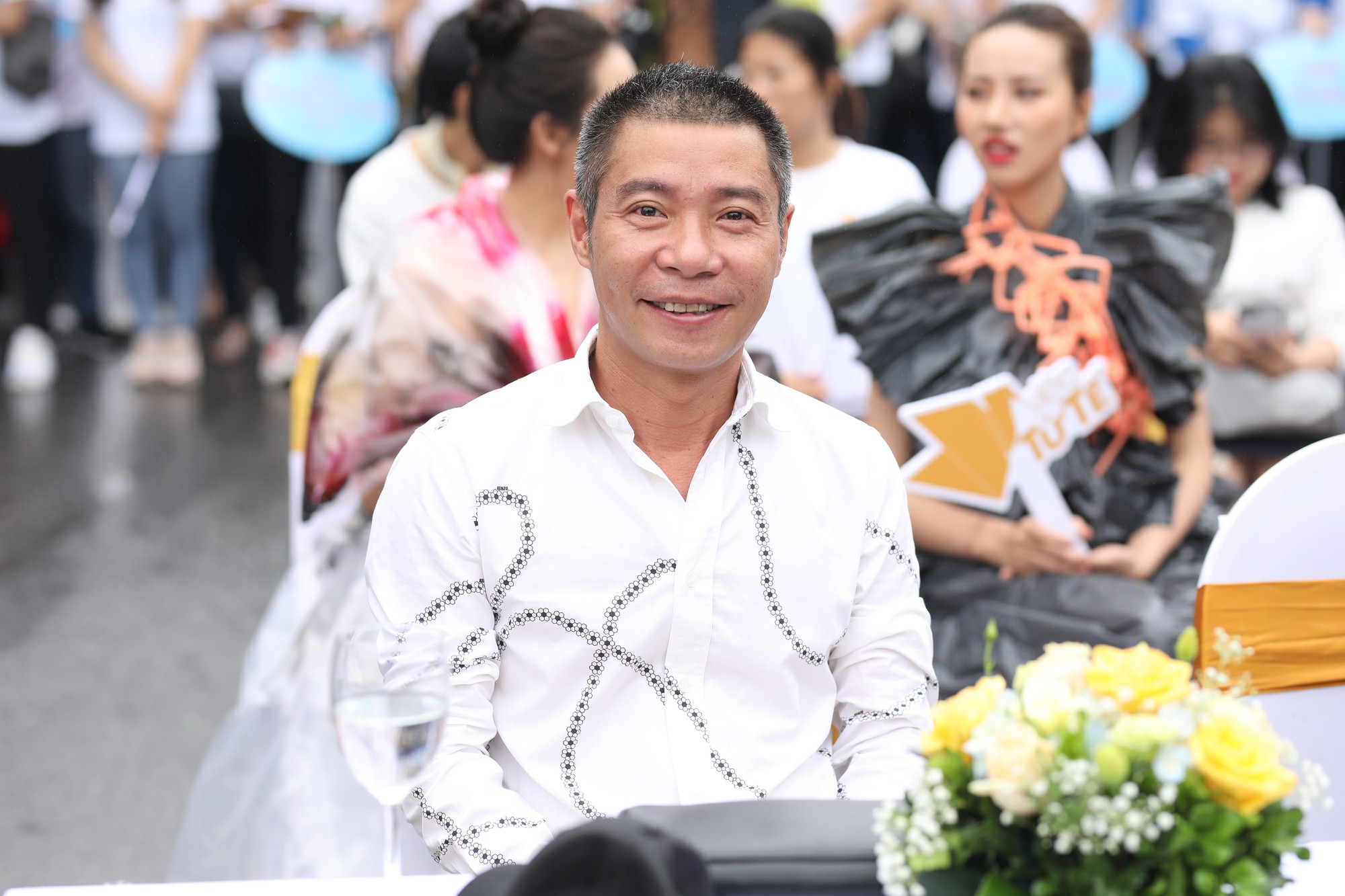 Gái một con Hồng Quế gây sốc khi diện váy bằng túi ni lông - Ảnh 7. Gái một con Hồng Quế gây sốc khi diện váy bằng túi ni lông - Ảnh 7.