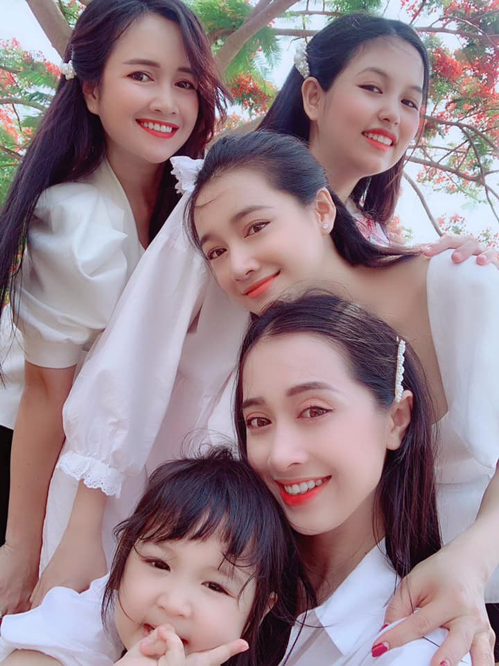 Nhìn những hình ảnh này, cư dân mạng đồn đoán Nhã Phương soán ngôi thần tiên tỉ tỉ của HH Đặng Thu Thảo - Ảnh 1. Nhìn những hình ảnh này, cư dân mạng đồn đoán Nhã Phương soán ngôi thần tiên tỉ tỉ của HH Đặng Thu Thảo - Ảnh 1.