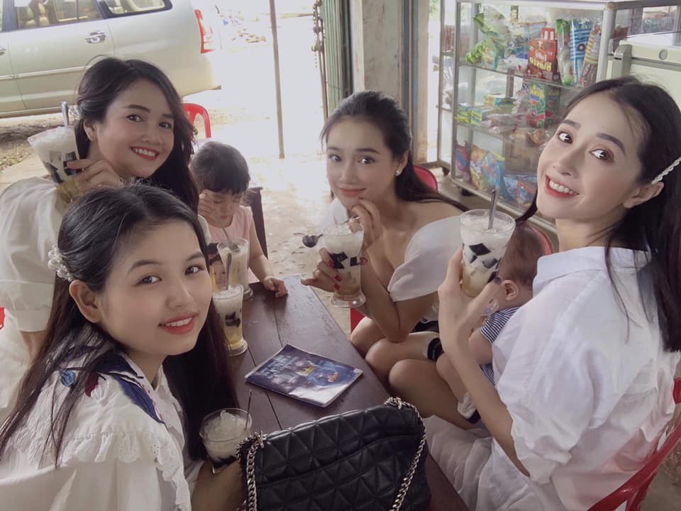 Nhìn những hình ảnh này, cư dân mạng đồn đoán Nhã Phương soán ngôi thần tiên tỉ tỉ của HH Đặng Thu Thảo - Ảnh 2. Nhìn những hình ảnh này, cư dân mạng đồn đoán Nhã Phương soán ngôi thần tiên tỉ tỉ của HH Đặng Thu Thảo - Ảnh 2.