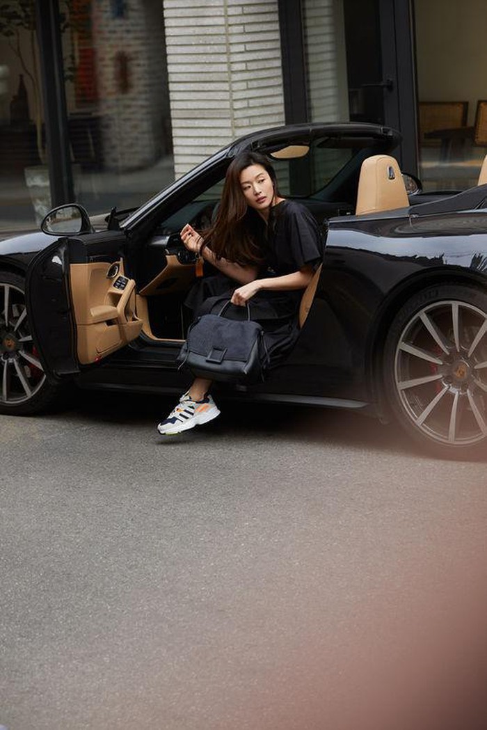 Mợ chảnh Jun Ji Hyun xuất hiện cực sang chảnh bên siêu xe, thân hình thon gọn của mẹ 2 con làm ai cũng ngưỡng mộ - Ảnh 3. Mợ chảnh Jun Ji Hyun xuất hiện cực sang chảnh bên siêu xe, thân hình thon gọn của mẹ 2 con làm ai cũng ngưỡng mộ - Ảnh 3.