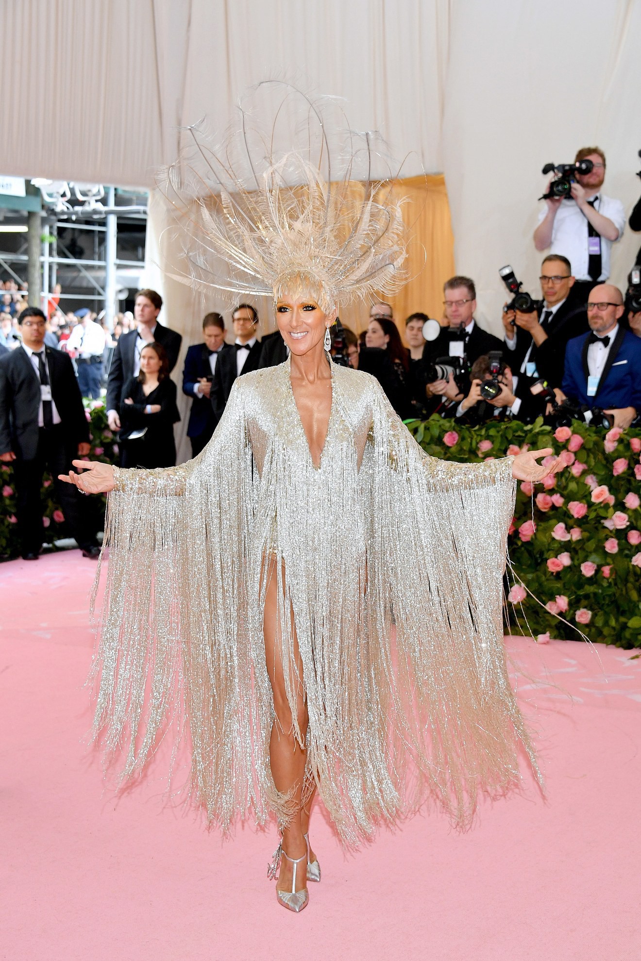 Celine Dion mặc váy đính vàng, tốn 3.000 giờ thực hiện và nặng gần 10kg: Bảo sao đẹp xuất sắc như bà hoàng tại Met Gala - Ảnh 1. Celine Dion mặc váy đính vàng, tốn 3.000 giờ thực hiện và nặng gần 10kg: Bảo sao đẹp xuất sắc như bà hoàng tại Met Gala - Ảnh 1.