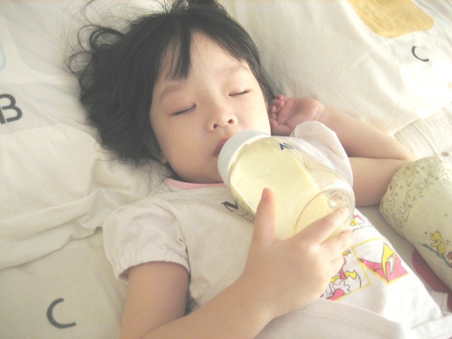 Thủ phạm gây mòn, sún răng sớm: Cha mẹ không muốn con hỏng cả hàm răng thì nên tránh xa - Ảnh 1. Thủ phạm gây mòn, sún răng sớm: Cha mẹ không muốn con hỏng cả hàm răng thì nên tránh xa - Ảnh 1.