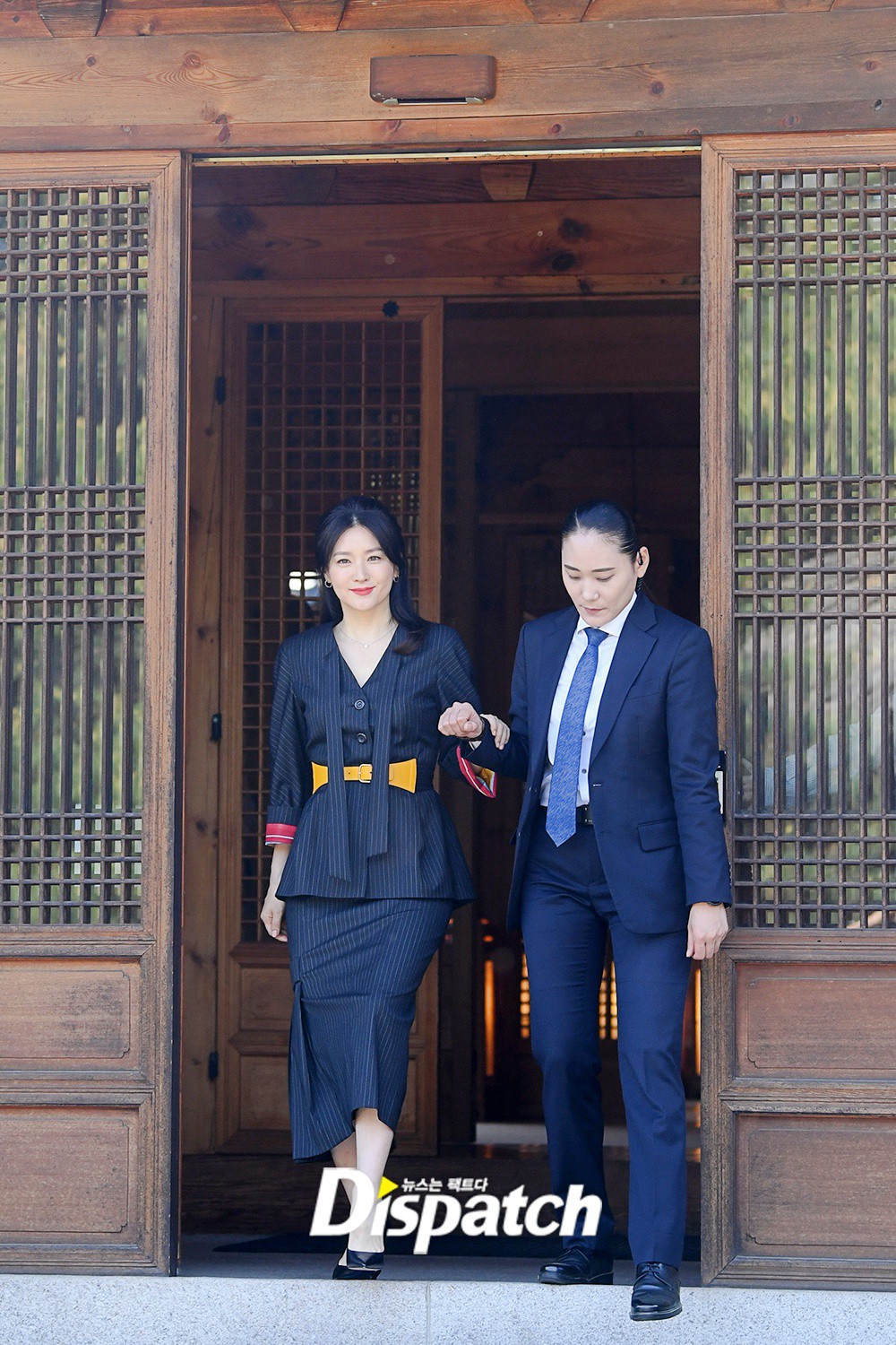 Nàng Dae Jang Geum Lee Young Ae lâu lắm mới dự sự kiện: Được hộ tống như bà hoàng, U50 vẫn đẹp đến mức câm nín - Ảnh 1. Nàng Dae Jang Geum Lee Young Ae lâu lắm mới dự sự kiện: Được hộ tống như bà hoàng, U50 vẫn đẹp đến mức câm nín - Ảnh 1.