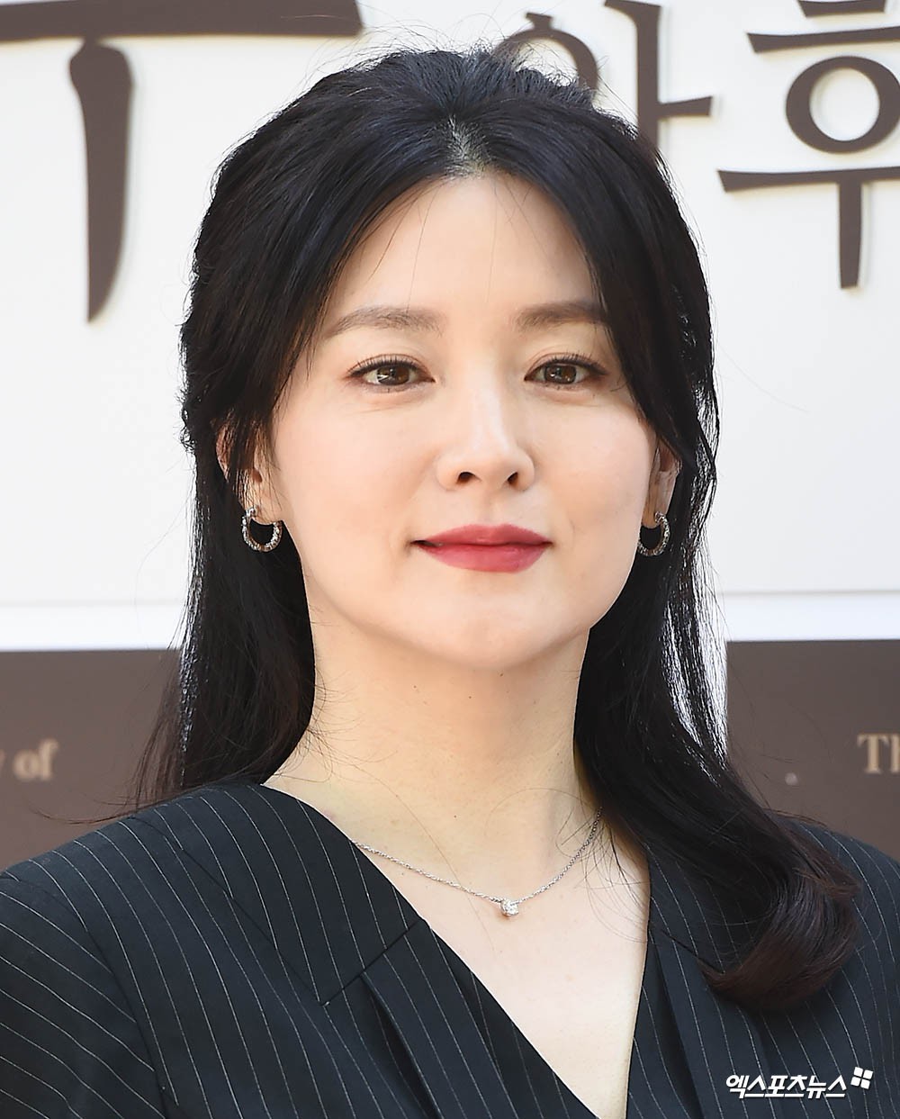 Nàng Dae Jang Geum Lee Young Ae lâu lắm mới dự sự kiện: Được hộ tống như bà hoàng, U50 vẫn đẹp đến mức câm nín - Ảnh 11. Nàng Dae Jang Geum Lee Young Ae lâu lắm mới dự sự kiện: Được hộ tống như bà hoàng, U50 vẫn đẹp đến mức câm nín - Ảnh 11.