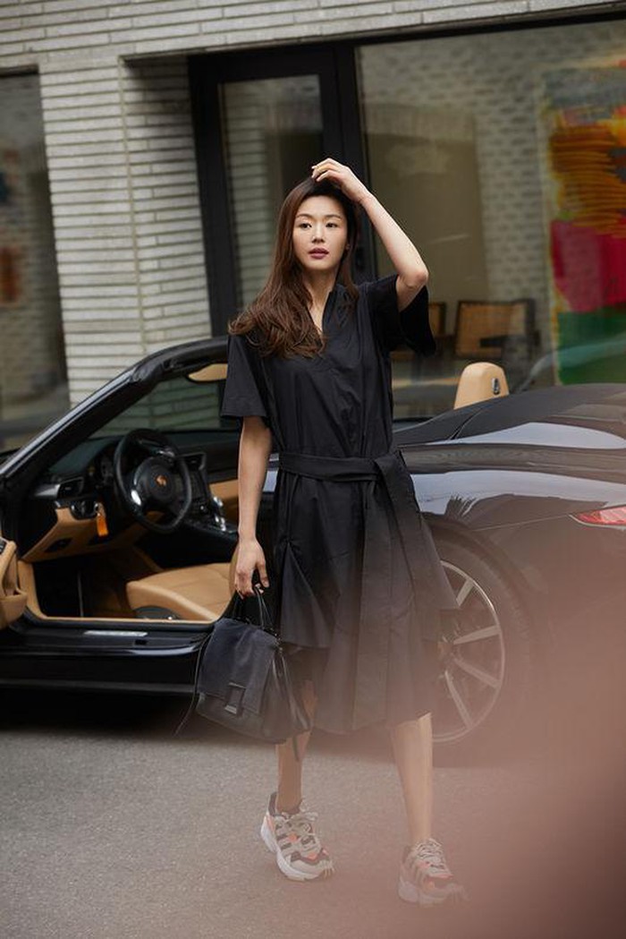 Mợ chảnh Jun Ji Hyun xuất hiện cực sang chảnh bên siêu xe, thân hình thon gọn của mẹ 2 con làm ai cũng ngưỡng mộ - Ảnh 4. Mợ chảnh Jun Ji Hyun xuất hiện cực sang chảnh bên siêu xe, thân hình thon gọn của mẹ 2 con làm ai cũng ngưỡng mộ - Ảnh 4.
