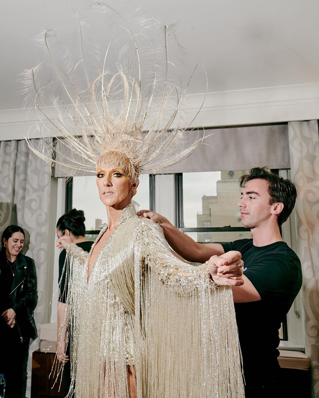 Celine Dion mặc váy đính vàng, tốn 3.000 giờ thực hiện và nặng gần 10kg: Bảo sao đẹp xuất sắc như bà hoàng tại Met Gala - Ảnh 2. Celine Dion mặc váy đính vàng, tốn 3.000 giờ thực hiện và nặng gần 10kg: Bảo sao đẹp xuất sắc như bà hoàng tại Met Gala - Ảnh 2.