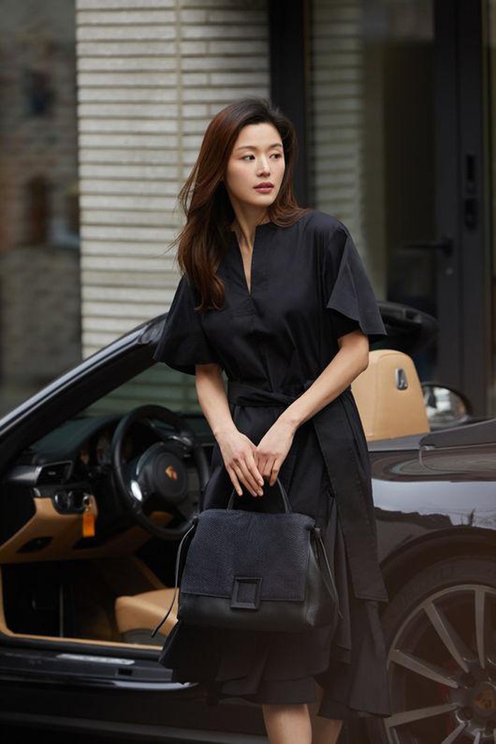 Mợ chảnh Jun Ji Hyun xuất hiện cực sang chảnh bên siêu xe, thân hình thon gọn của mẹ 2 con làm ai cũng ngưỡng mộ - Ảnh 2. Mợ chảnh Jun Ji Hyun xuất hiện cực sang chảnh bên siêu xe, thân hình thon gọn của mẹ 2 con làm ai cũng ngưỡng mộ - Ảnh 2.