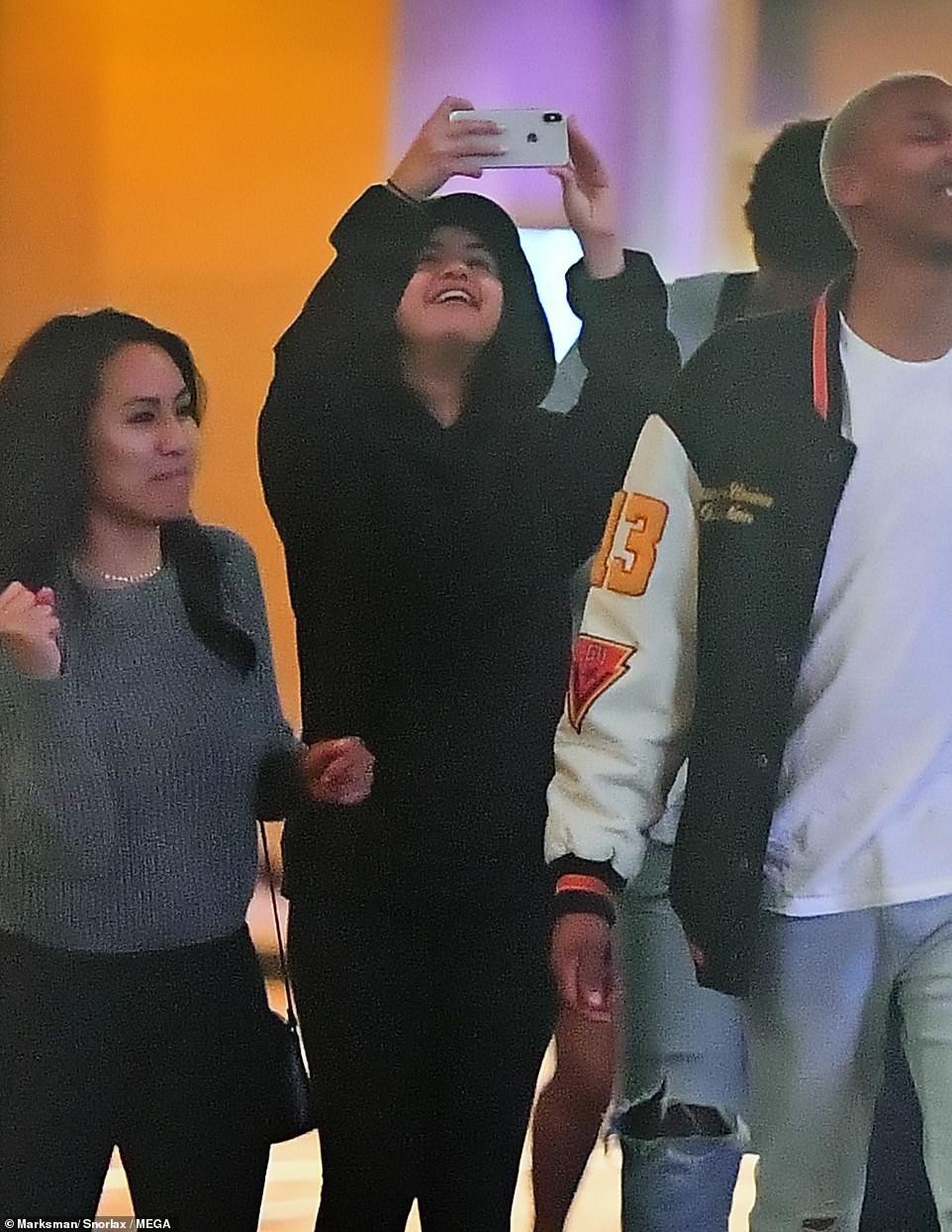 Rò rì hình ảnh Selena Gomez thân mật cùng trai lạ, cuối cùng đã có tình mới sau nhiều năm chia tay Justin? - Ảnh 4. Rò rì hình ảnh Selena Gomez thân mật cùng trai lạ, cuối cùng đã có tình mới sau nhiều năm chia tay Justin? - Ảnh 4.