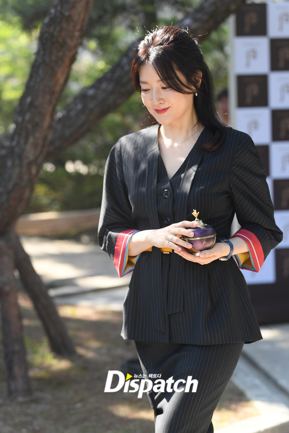 Nàng Dae Jang Geum Lee Young Ae lâu lắm mới dự sự kiện: Được hộ tống như bà hoàng, U50 vẫn đẹp đến mức câm nín - Ảnh 4. Nàng Dae Jang Geum Lee Young Ae lâu lắm mới dự sự kiện: Được hộ tống như bà hoàng, U50 vẫn đẹp đến mức câm nín - Ảnh 4.