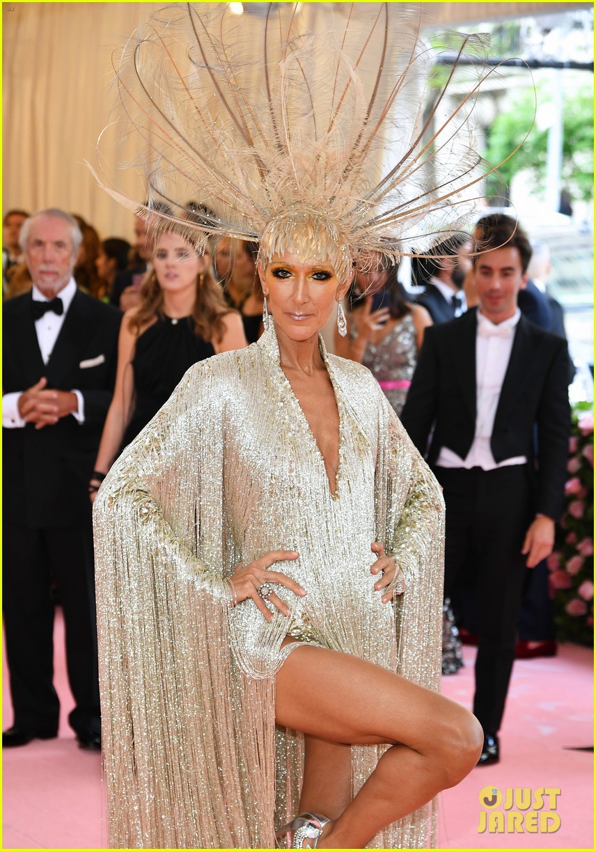Celine Dion mặc váy đính vàng, tốn 3.000 giờ thực hiện và nặng gần 10kg: Bảo sao đẹp xuất sắc như bà hoàng tại Met Gala - Ảnh 7. Celine Dion mặc váy đính vàng, tốn 3.000 giờ thực hiện và nặng gần 10kg: Bảo sao đẹp xuất sắc như bà hoàng tại Met Gala - Ảnh 7.
