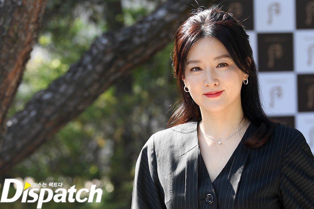 Nàng Dae Jang Geum Lee Young Ae lâu lắm mới dự sự kiện: Được hộ tống như bà hoàng, U50 vẫn đẹp đến mức câm nín - Ảnh 8. Nàng Dae Jang Geum Lee Young Ae lâu lắm mới dự sự kiện: Được hộ tống như bà hoàng, U50 vẫn đẹp đến mức câm nín - Ảnh 8.