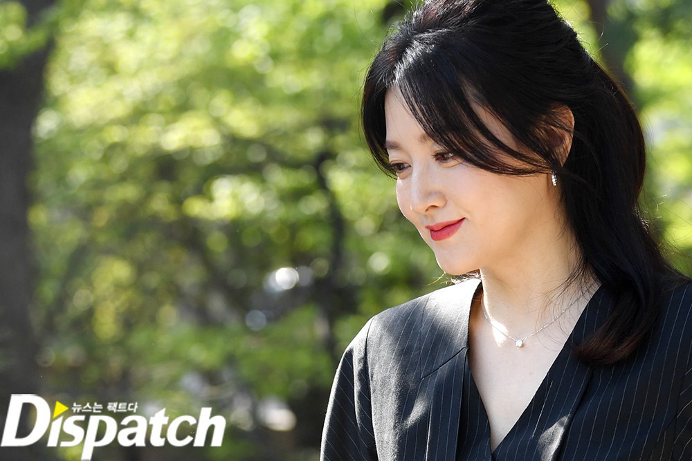 Nàng Dae Jang Geum Lee Young Ae lâu lắm mới dự sự kiện: Được hộ tống như bà hoàng, U50 vẫn đẹp đến mức câm nín - Ảnh 9. Nàng Dae Jang Geum Lee Young Ae lâu lắm mới dự sự kiện: Được hộ tống như bà hoàng, U50 vẫn đẹp đến mức câm nín - Ảnh 9.