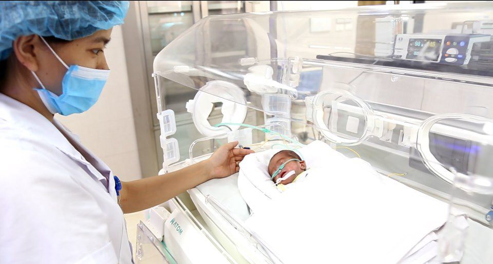 Bé trai sinh non nặng chưa đầy một cân sống sót thần kỳ - Ảnh 2. Bé trai sinh non nặng chưa đầy một cân sống sót thần kỳ - Ảnh 2.