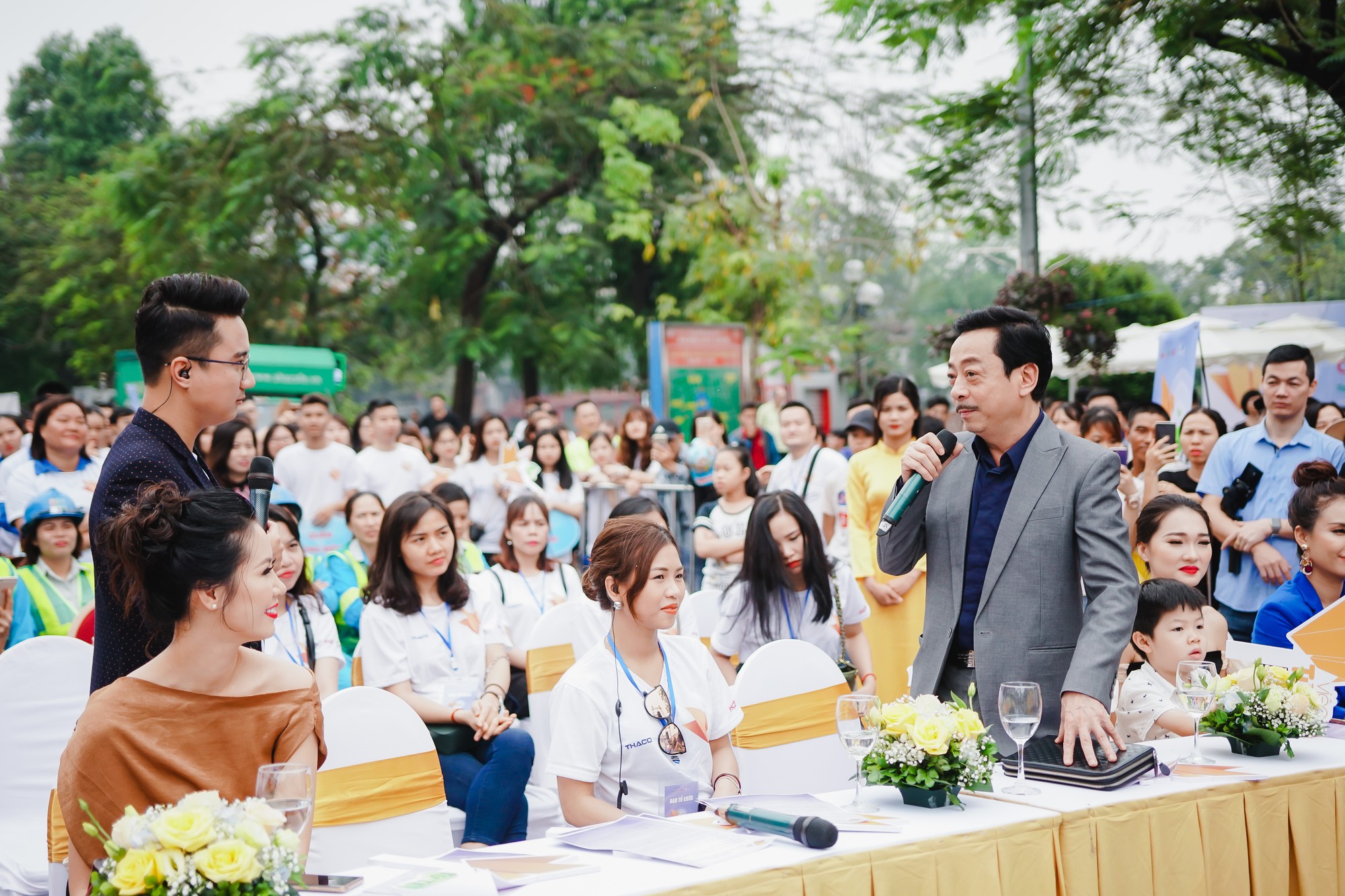 Gái một con Hồng Quế gây sốc khi diện váy bằng túi ni lông - Ảnh 9. Gái một con Hồng Quế gây sốc khi diện váy bằng túi ni lông - Ảnh 9.