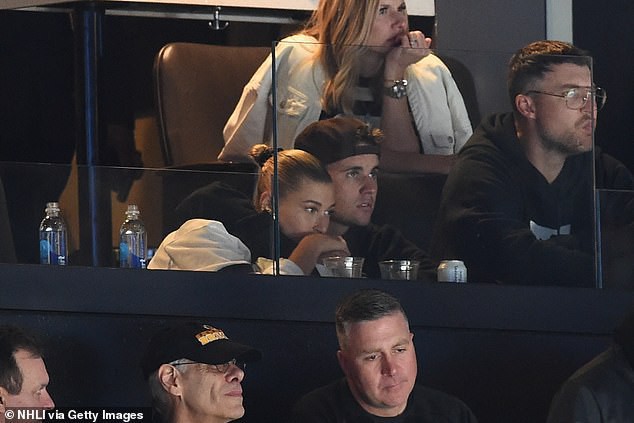 Đi cạnh nhau m&agrave; Justin Bieber v&agrave; vợ đẹp Hailey Baldwin li&ecirc;n tục giữ khoảng c&aacute;ch, chuyện g&igrave; đang xảy ra? - Ảnh 4.