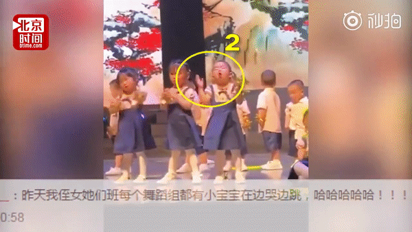 Phụ huynh th&iacute;ch th&uacute; h&igrave;nh ảnh trẻ con bị &eacute;p diễn văn nghệ trong nước mắt ngắn d&agrave;i nhưng cộng đồng mạng phản ứng ngược lại - Ảnh 4.