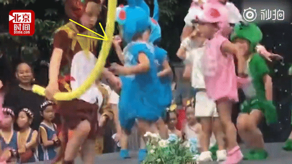 Phụ huynh th&iacute;ch th&uacute; h&igrave;nh ảnh trẻ con bị &eacute;p diễn văn nghệ trong nước mắt ngắn d&agrave;i nhưng cộng đồng mạng phản ứng ngược lại - Ảnh 3.