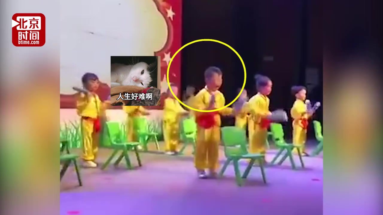 Phụ huynh th&iacute;ch th&uacute; h&igrave;nh ảnh trẻ con bị &eacute;p diễn văn nghệ trong nước mắt ngắn d&agrave;i nhưng cộng đồng mạng lại phản ứng ngược lại - Ảnh 4.