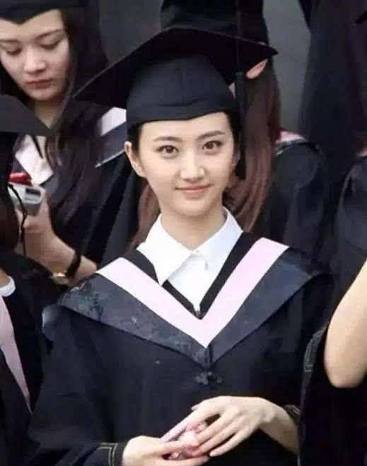 Lưu Diệc Phi, Cảnh Điềm, Lưu Thi Thi, ai l&agrave; ng&ocirc;i sao mặc đồ cử nh&acirc;n đẹp nhất? - Ảnh 2.