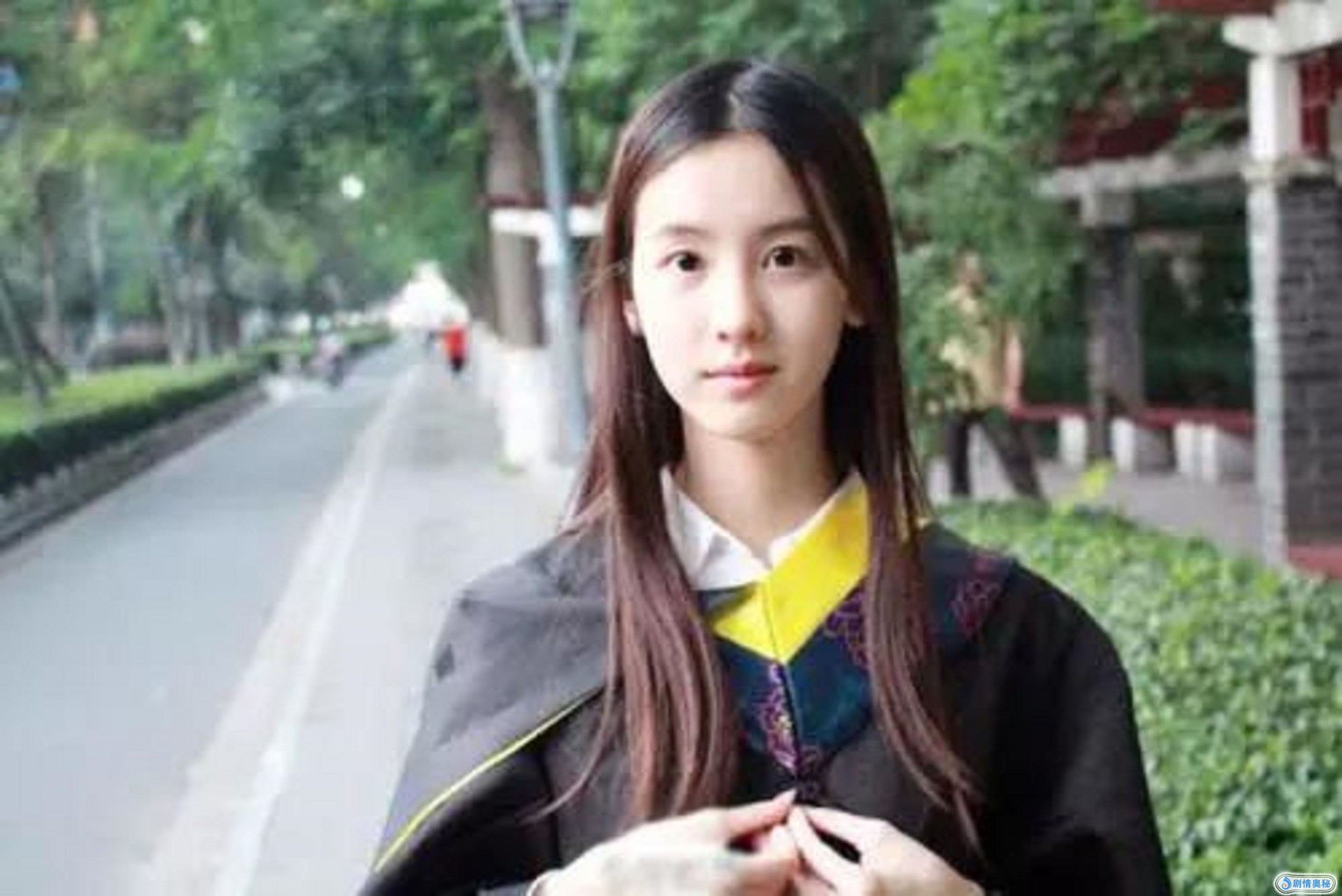 Lưu Diệc Phi, Cảnh Điềm, Lưu Thi Thi, ai l&agrave; ng&ocirc;i sao mặc đồ cử nh&acirc;n đẹp nhất? - Ảnh 5.