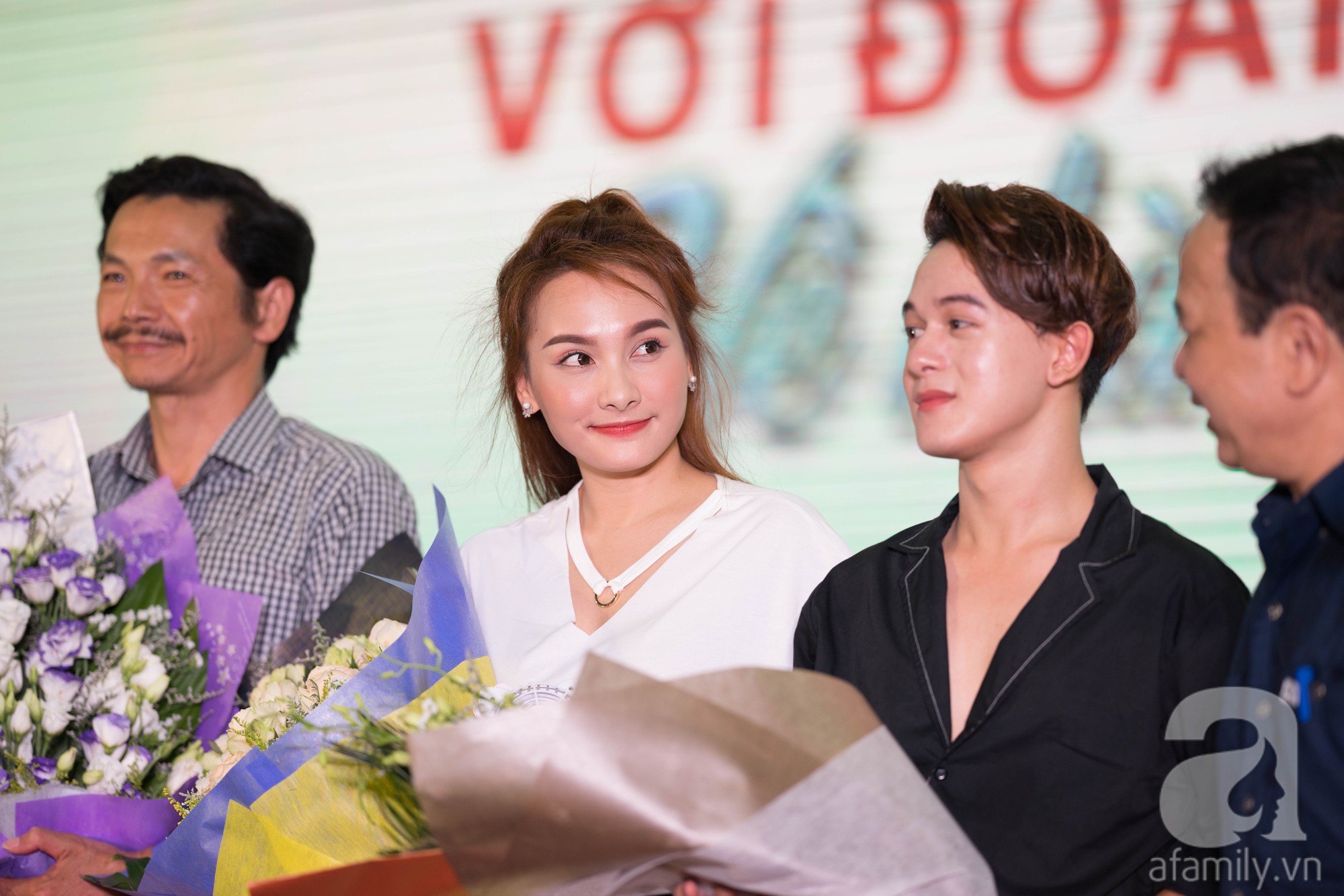 Dàn sao "Về nhà đi con" bị fan vây kín, chị Huệ gây náo loạn khi chu môi đòi hôn anh Vũ đẹp trai - Ảnh 15. Dàn sao "Về nhà đi con" bị fan vây kín, chị Huệ gây náo loạn khi chu môi đòi hôn anh Vũ đẹp trai - Ảnh 15.