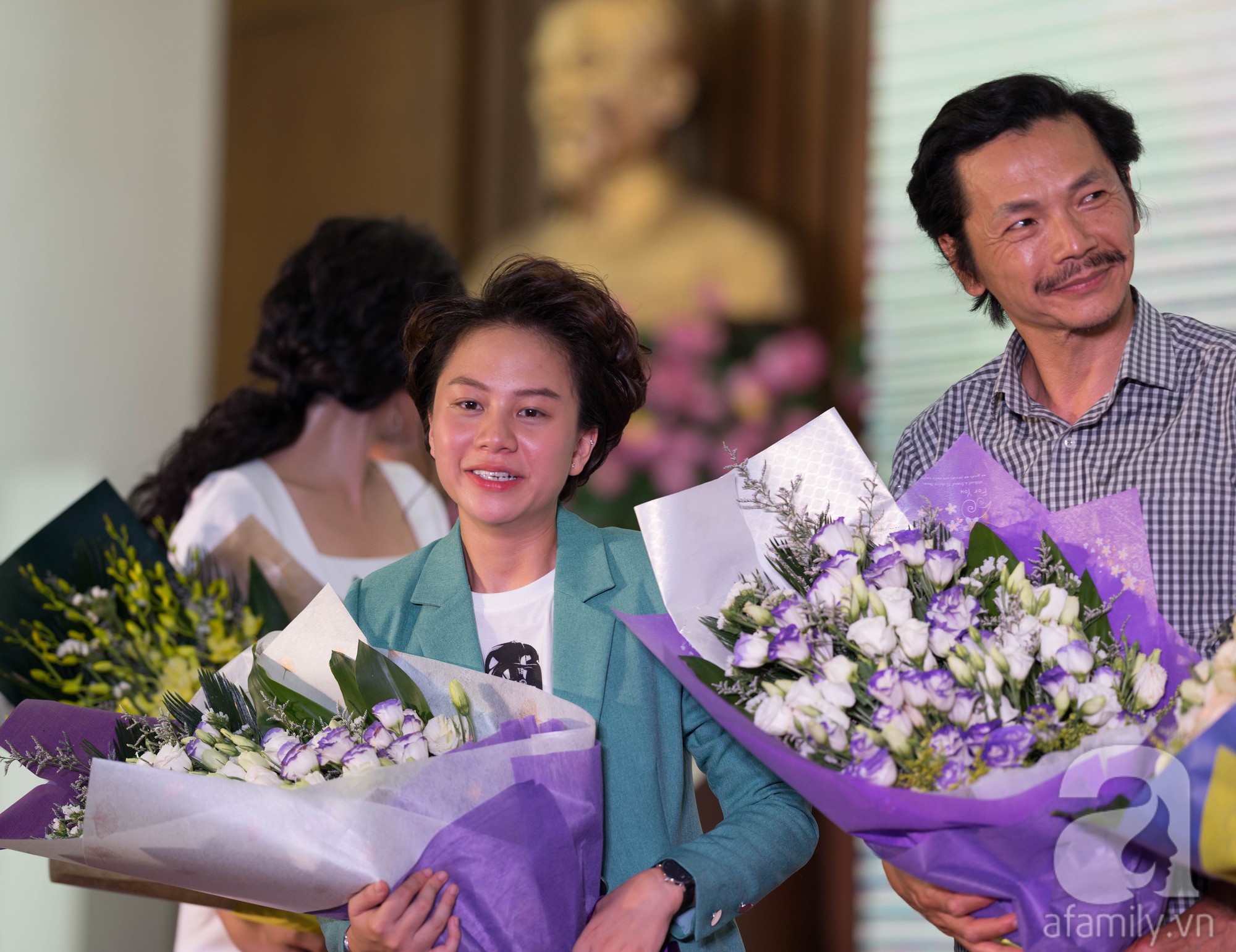 Dàn sao "Về nhà đi con" bị fan vây kín, chị Huệ gây náo loạn khi chu môi đòi hôn anh Vũ đẹp trai - Ảnh 16. Dàn sao "Về nhà đi con" bị fan vây kín, chị Huệ gây náo loạn khi chu môi đòi hôn anh Vũ đẹp trai - Ảnh 16.