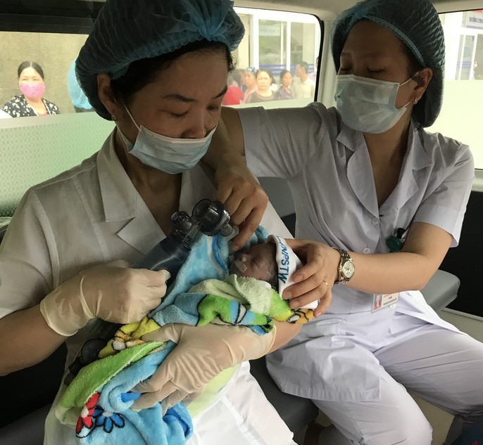 Trào nước mắt khoảng khắc người mẹ ung thư vú lần đầu ôm con vào lòng - Ảnh 12. Trào nước mắt khoảng khắc người mẹ ung thư vú lần đầu ôm con vào lòng - Ảnh 12.