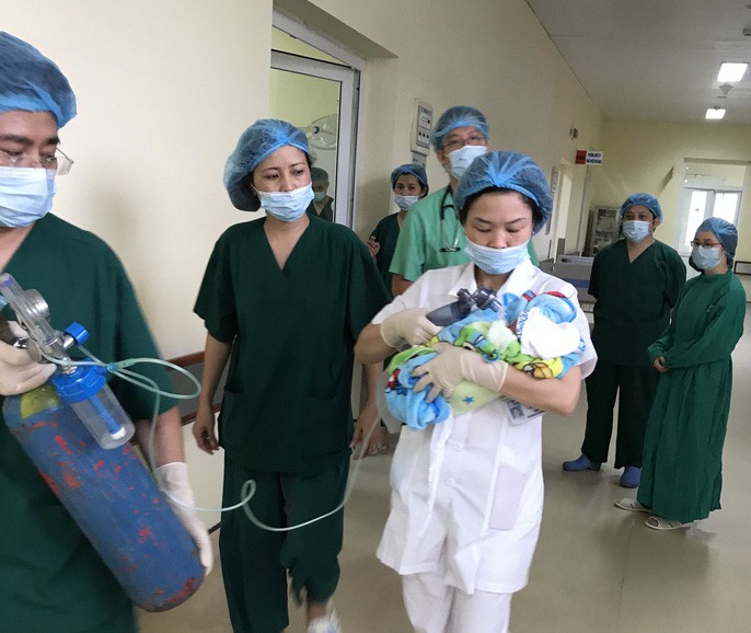 Trào nước mắt khoảng khắc người mẹ ung thư vú lần đầu ôm con vào lòng - Ảnh 13. Trào nước mắt khoảng khắc người mẹ ung thư vú lần đầu ôm con vào lòng - Ảnh 13.