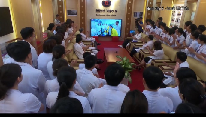 Trào nước mắt khoảng khắc người mẹ ung thư vú lần đầu ôm con vào lòng - Ảnh 34. Trào nước mắt khoảng khắc người mẹ ung thư vú lần đầu ôm con vào lòng - Ảnh 34.