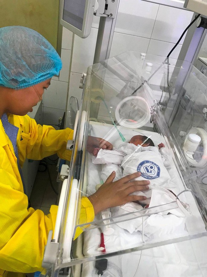 Trào nước mắt khoảng khắc người mẹ ung thư vú lần đầu ôm con vào lòng - Ảnh 5. Trào nước mắt khoảng khắc người mẹ ung thư vú lần đầu ôm con vào lòng - Ảnh 5.