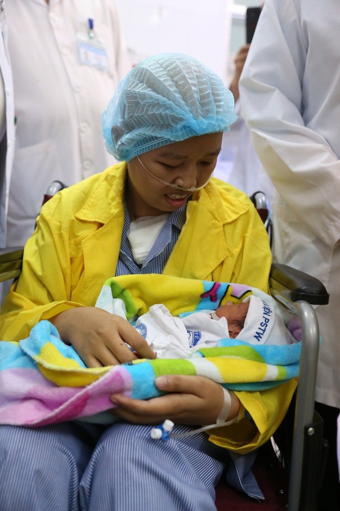 Trào nước mắt khoảng khắc người mẹ ung thư vú lần đầu ôm con vào lòng - Ảnh 8. Trào nước mắt khoảng khắc người mẹ ung thư vú lần đầu ôm con vào lòng - Ảnh 8.