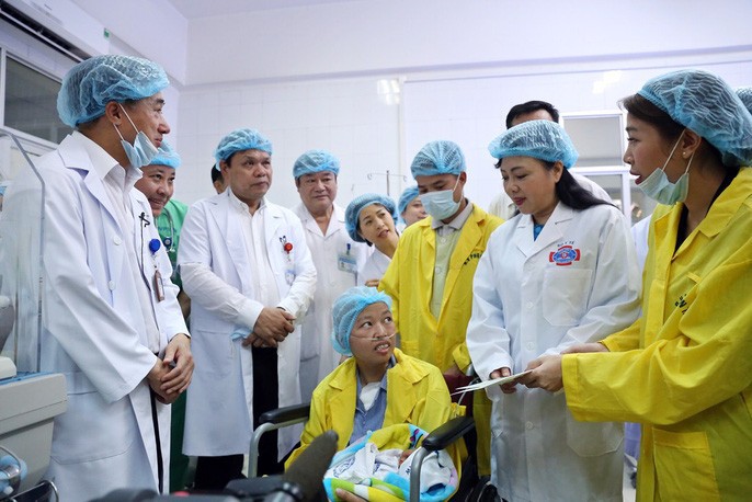 Trào nước mắt khoảng khắc người mẹ ung thư vú lần đầu ôm con vào lòng - Ảnh 9. Trào nước mắt khoảng khắc người mẹ ung thư vú lần đầu ôm con vào lòng - Ảnh 9.