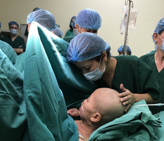 Trào nước mắt khoảng khắc người mẹ ung thư vú lần đầu ôm con vào lòng - Ảnh 10. Trào nước mắt khoảng khắc người mẹ ung thư vú lần đầu ôm con vào lòng - Ảnh 10.