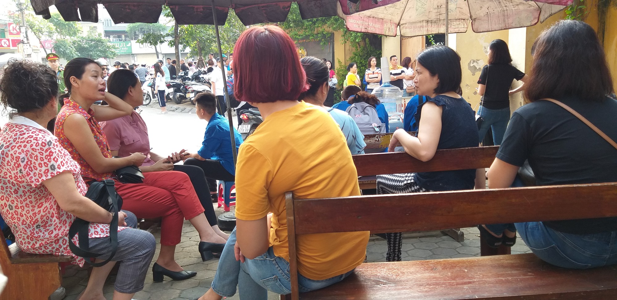 C&aacute;c phụ huynh chờ đợi b&ecirc;n ngo&agrave;i