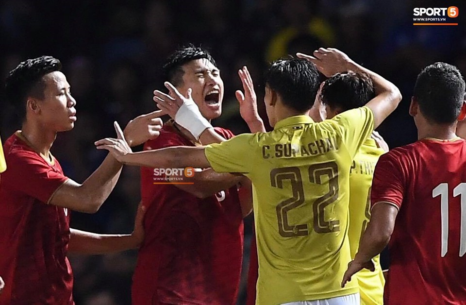 "Messi Th&aacute;i" g&acirc;y sốc với ph&aacute;t ng&ocirc;n tr&ecirc;n trang c&aacute; nh&acirc;n sau khi Văn Hậu bị t&aacute;t, khiến d&acirc;n mạng Việt Nam phẫn nộ - Ảnh 3.