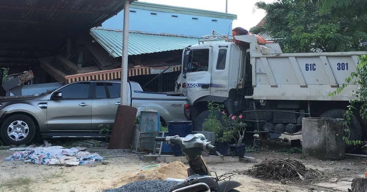 Xe ben ph&oacute;ng nhanh g&acirc;y tai nạn li&ecirc;n ho&agrave;n rồi lao v&agrave;o nh&agrave; d&acirc;n, 3 người thương vong - Ảnh 1.