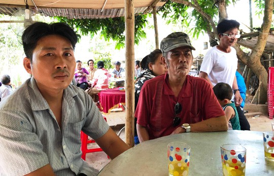 Thảm cảnh người cha chứng kiến cả gia đình thương vong trong vụ tàu hỏa tông taxi - Ảnh 1. Thảm cảnh người cha chứng kiến cả gia đình thương vong trong vụ tàu hỏa tông taxi - Ảnh 1.