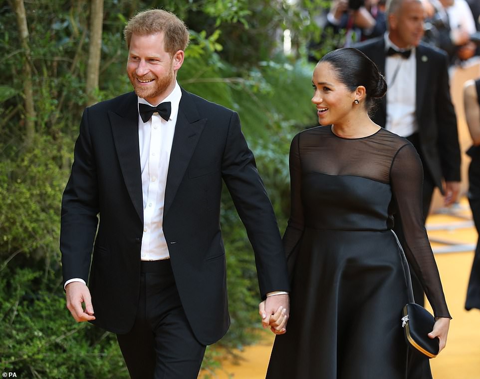 Sai lầm lớn nhất của vợ chồng Meghan Markle khiến cho họ trở thành cặp đôi thảm họa nhất hiện nay khi phải hứng chịu một loạt chỉ trích - Ảnh 1.