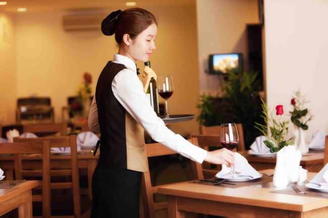 Phục vụ bàn làm đổ thức ăn lên túi của mẹ, hành động của con gái khiến mẹ không thốt nên lời - Ảnh 3. Phục vụ bàn làm đổ thức ăn lên túi của mẹ, hành động của con gái khiến mẹ không thốt nên lời - Ảnh 3.
