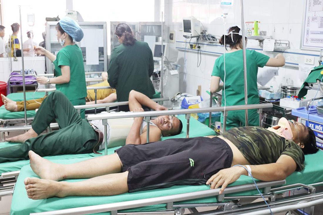 Phút văng khỏi ghế, chồng lên nhau trong xe khách đi Cửa Lò gặp nạn - Ảnh 2. Phút văng khỏi ghế, chồng lên nhau trong xe khách đi Cửa Lò gặp nạn - Ảnh 2.